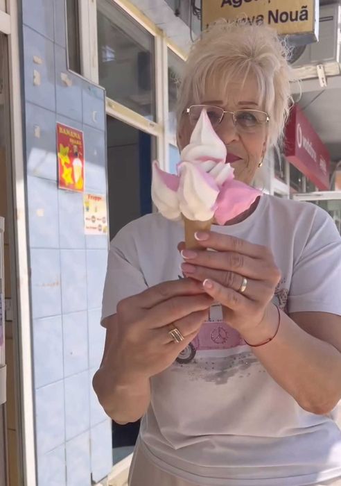 Praf de inghetata se amestecă fără colco și face 10 litri licid