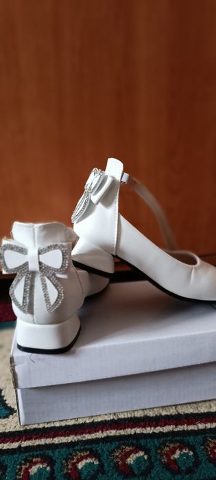 Нарядные белые туфли для девочки