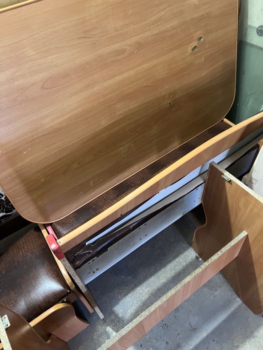 продается уголок с столом