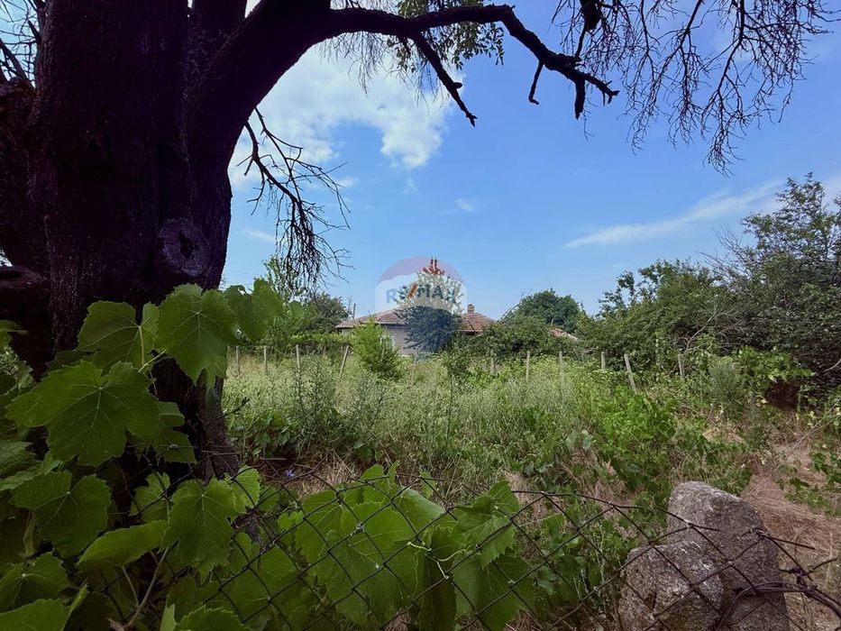 Парцел с къща,ток и вода за продажба, общ.Балчик, Я.И.