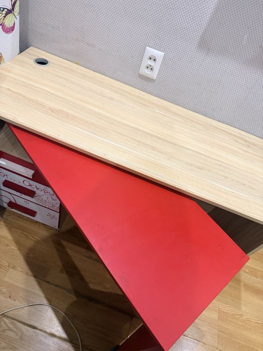 Стол и шкаф в детскую