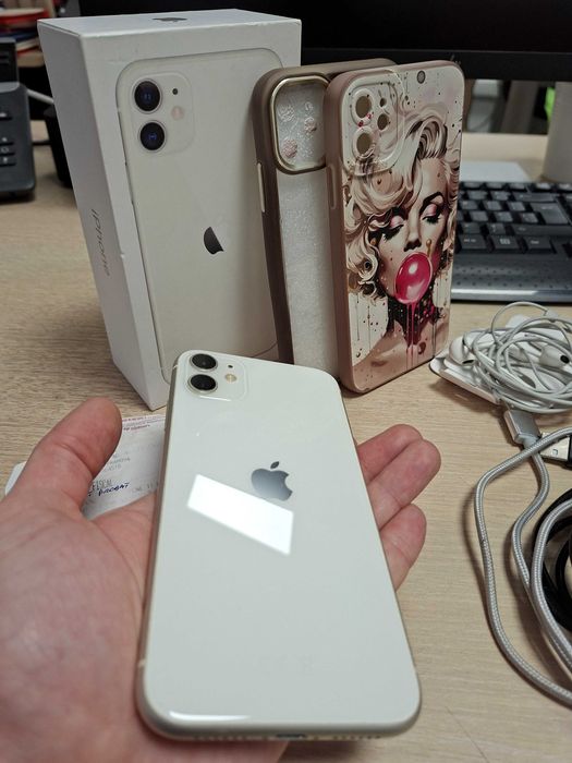 Iphone 11 alb (64Gb) stare f buna, cutie + casti + 2 huse + 2 cabluri