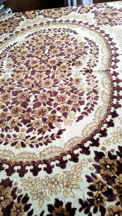 Тежка покривка с релефни плюшени цветя