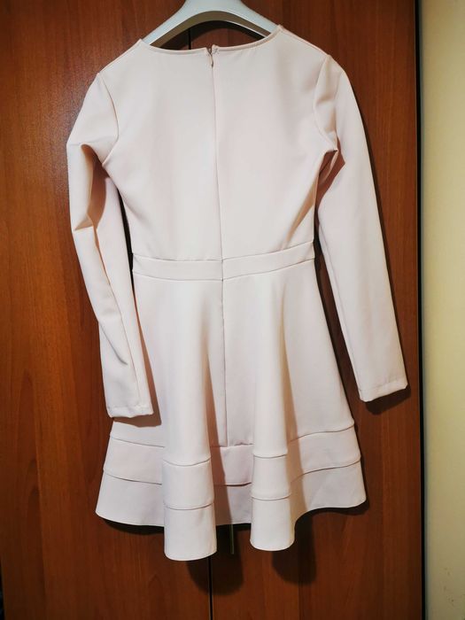 Бледо розова разкроена рокля