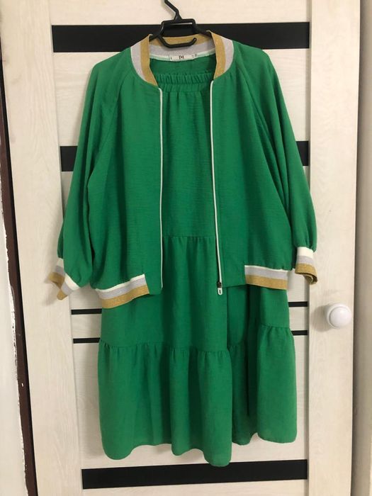 Арзан бағада киімдер сатылады.