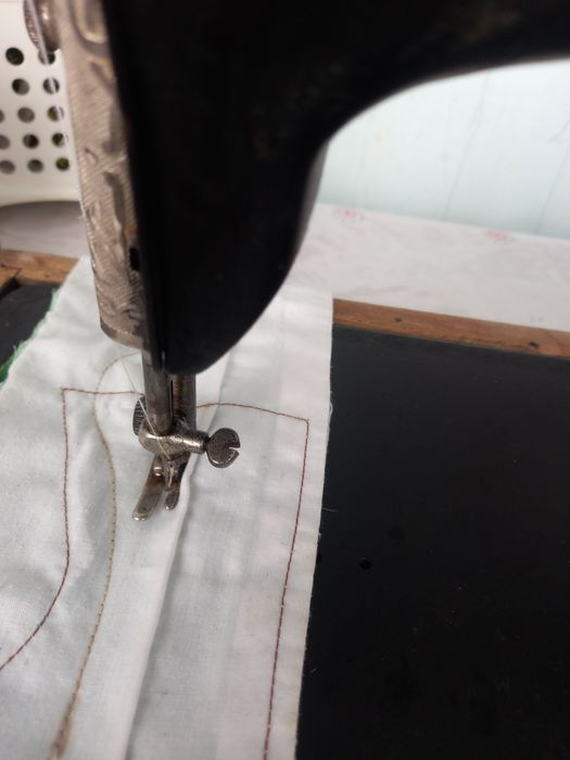 Продаю ручную швейную машинку. Отлично шьет