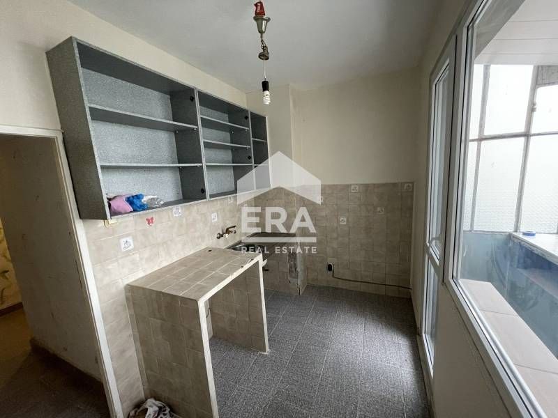 Двустаен апартамент за продажба, с отделна кухня, в кв. Младост 2, Вар