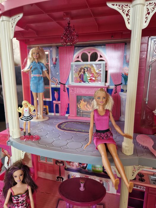 Casa Barbie mare cu 11 papusi si accesorii