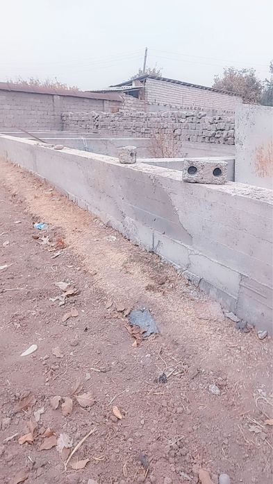 Ер сотилади 4 сотих 4 хона фундаменти билан