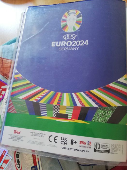 Продавам албум с футболни карти