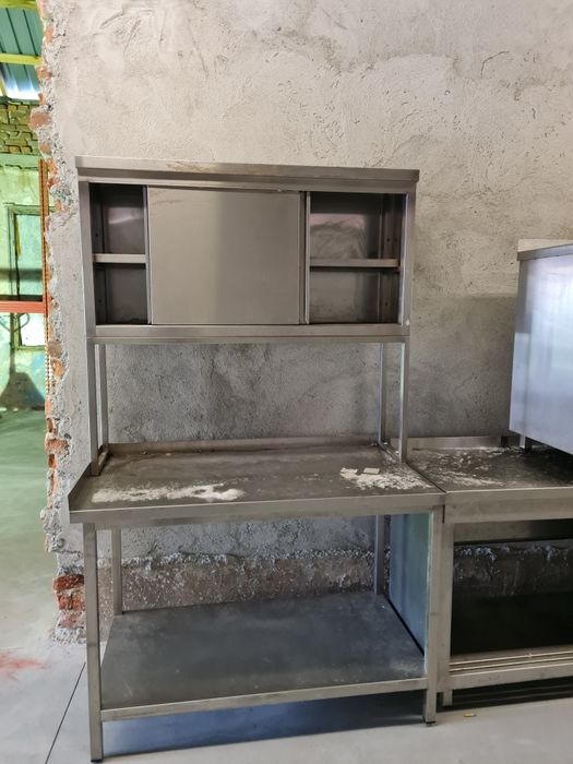 Неутрално кухненско оборудване маси, мивки, шкафове от инокс