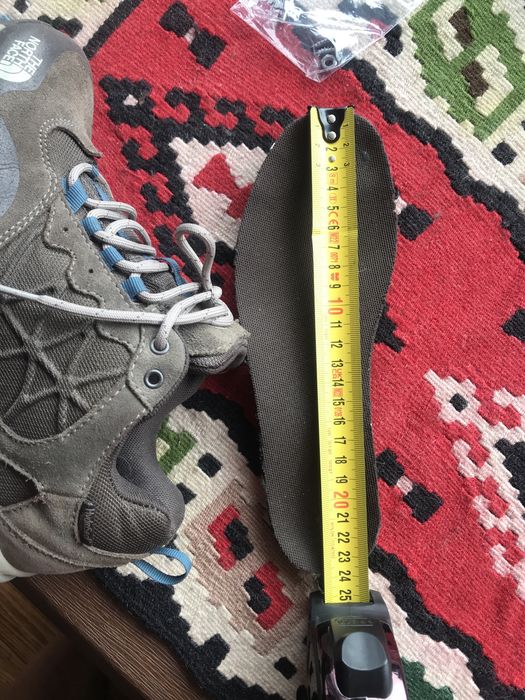 Продам женские ботинки