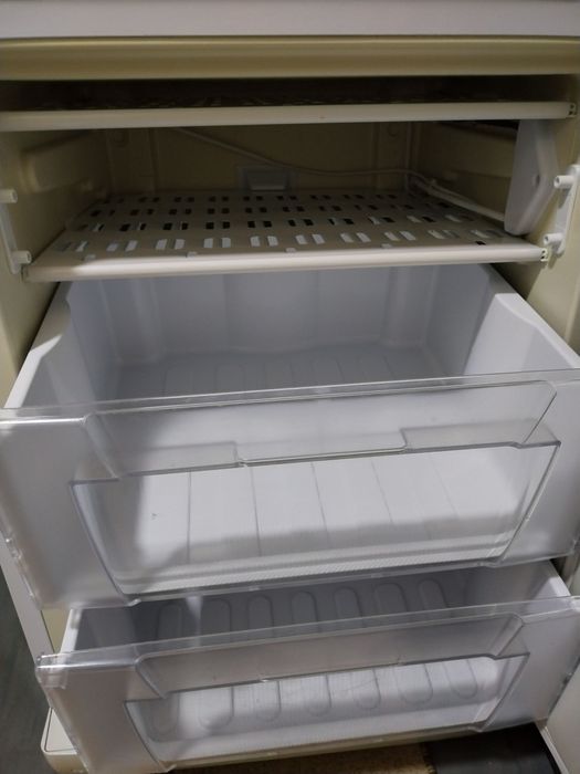 Продаётся холодильник Indesit.