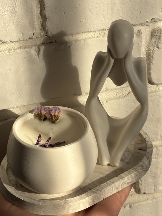 Аромасвеча и декор в подарочной упаковке.