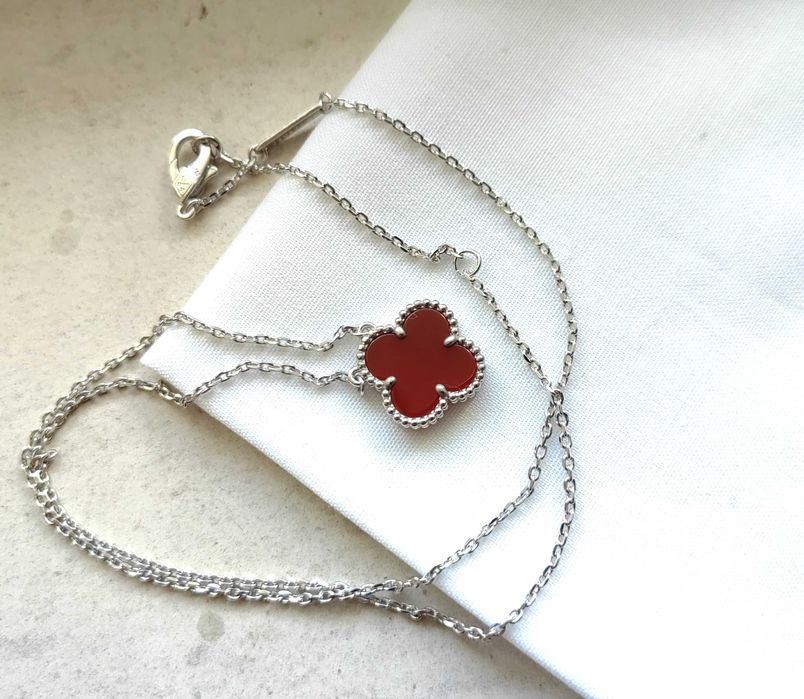 Дамско колие с детелина от червен карнелин на Van Cleef & Arpels VCA