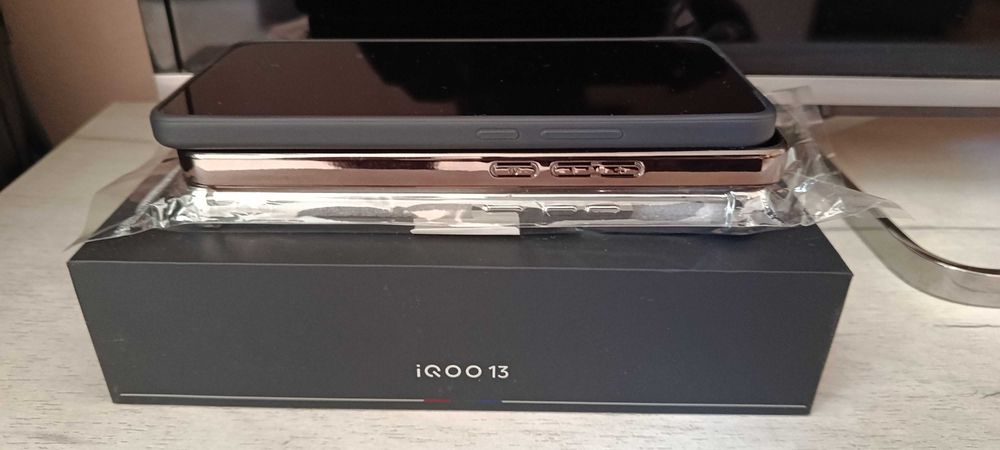 Продавам геймърски смартфон iQOO 13, черен (Alpha), 16GB/256GB, като нов с гаранция, бяло зарядно и USB-A - USB-Type C кабел
