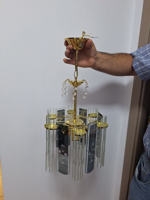 Lustra moderna cu elemente de cristal