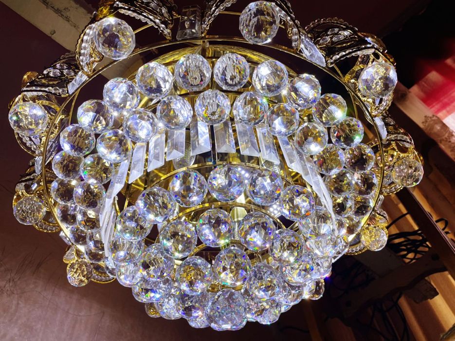 Люстра шикарная, большая.