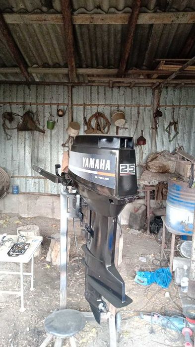 Vînd barcă cu motor