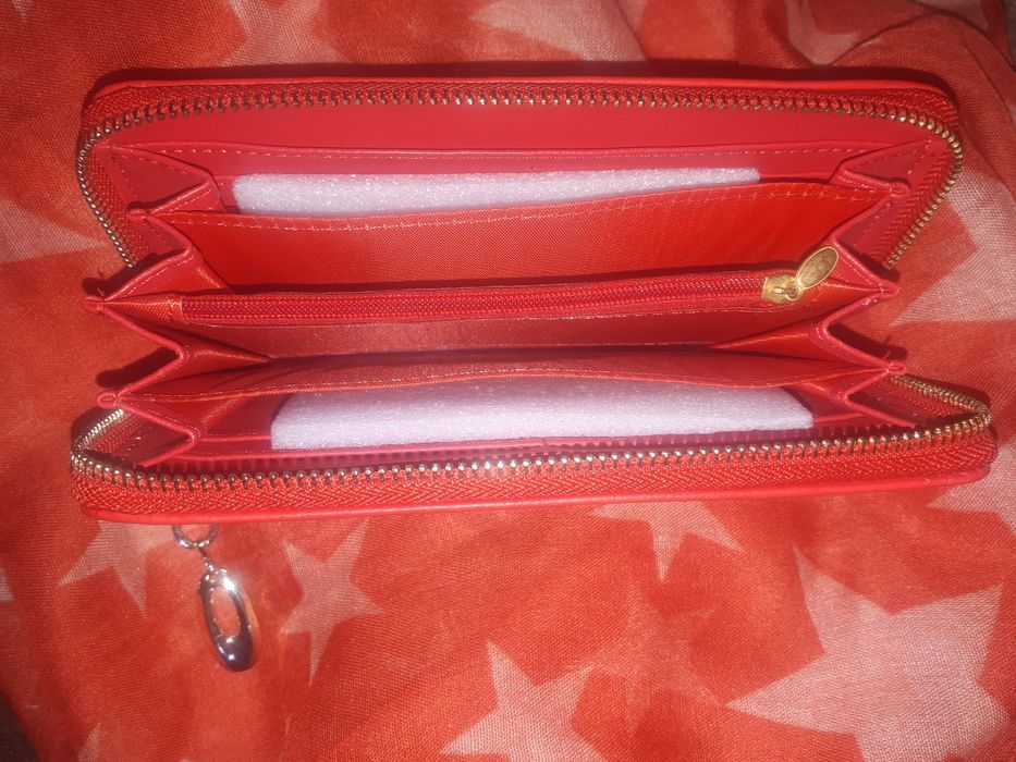 Дамски портфейл в червено