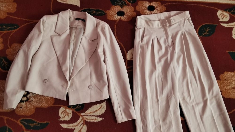 Ayol qizlar uchun kostyum bryuk sotiladi