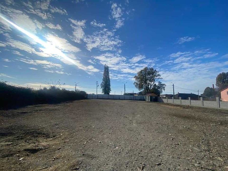 teren parțial împrejmuit și betonat