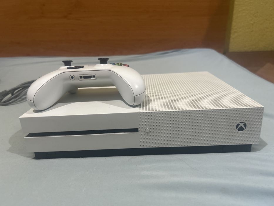 Xbox One S + 19 игри (RDR2, GTA, Far Cry 6, Forza)