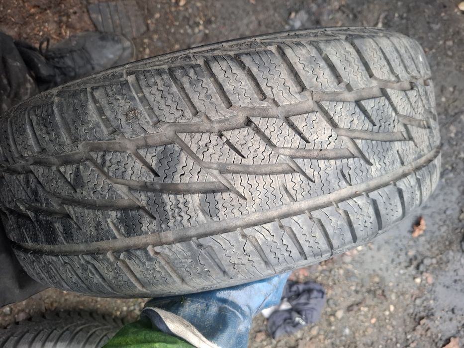 Vand 1  sau 2 anvelope  185 55 15 bune  de iarna