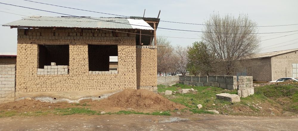 Ер сотилади 4 сотух битмаган 2 хона биноси билан