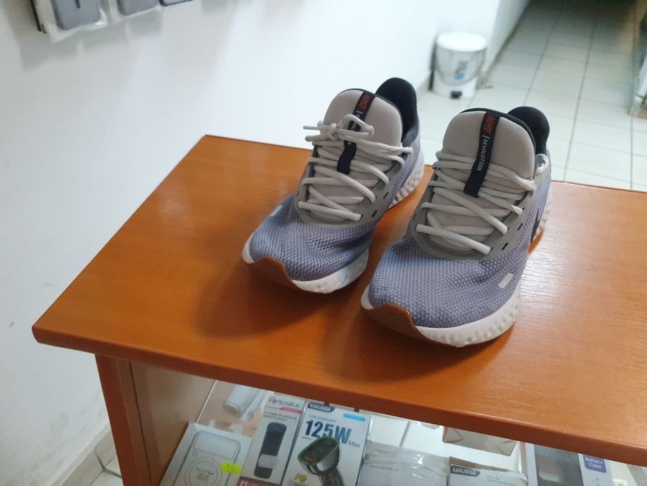 Vind Nike Revolution 5