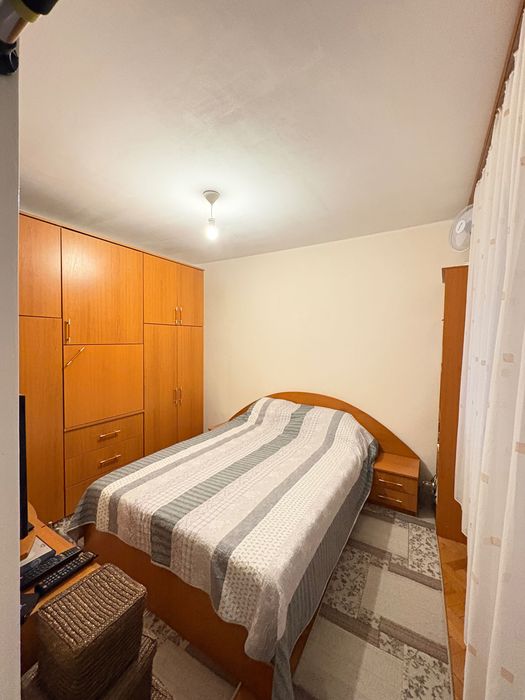 Vând apartament cu 3 camere, semidecomandat, zona Circumvalatiunii
