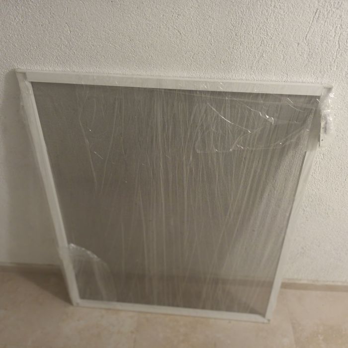 Комарник цвят бял