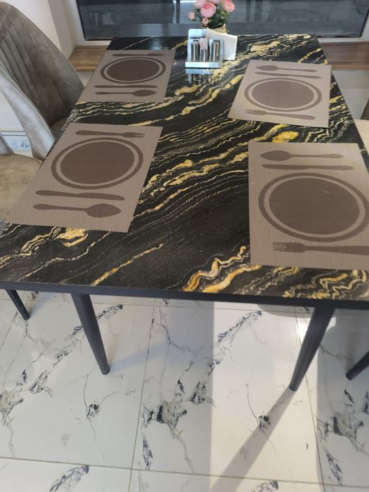 Стол и стулья для кафе