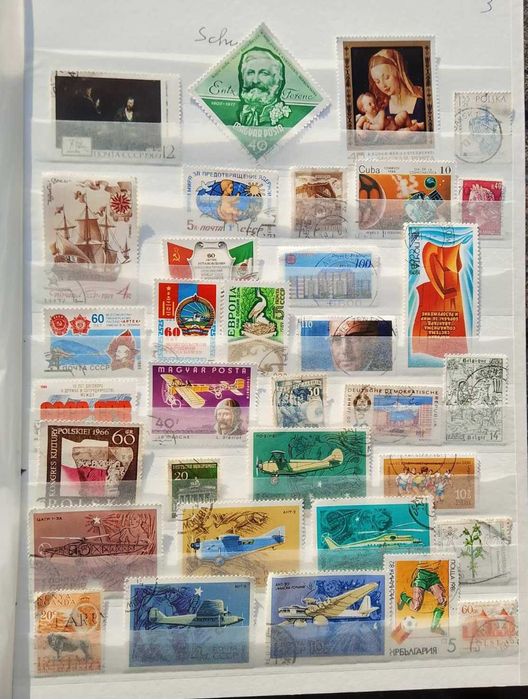 Класьор с над 400 бр. пощенски марки .