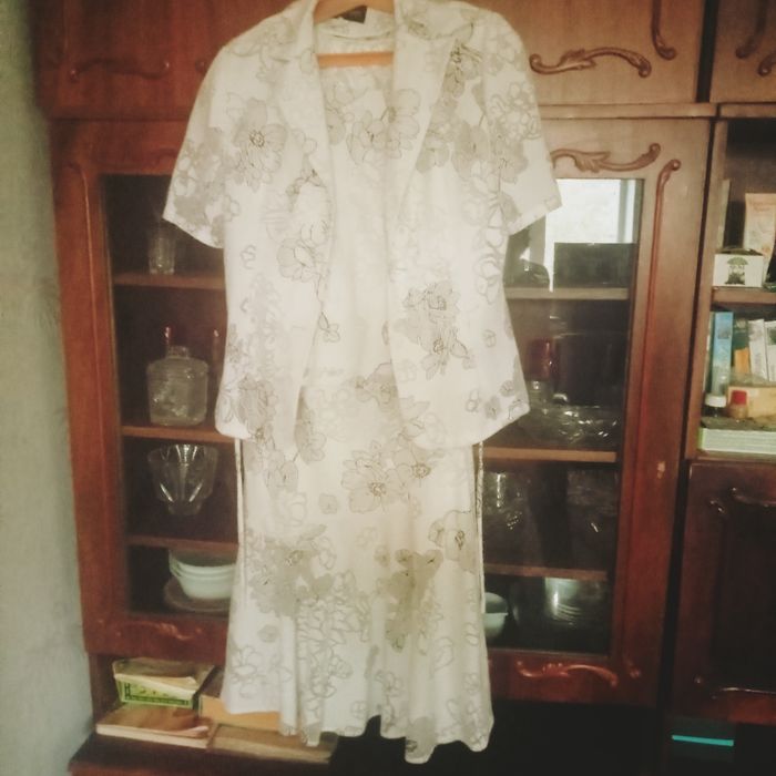 Продам два костюма женских.