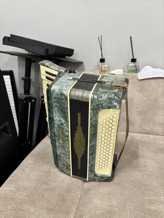 Продается калонка, акордион, студийный микрофон