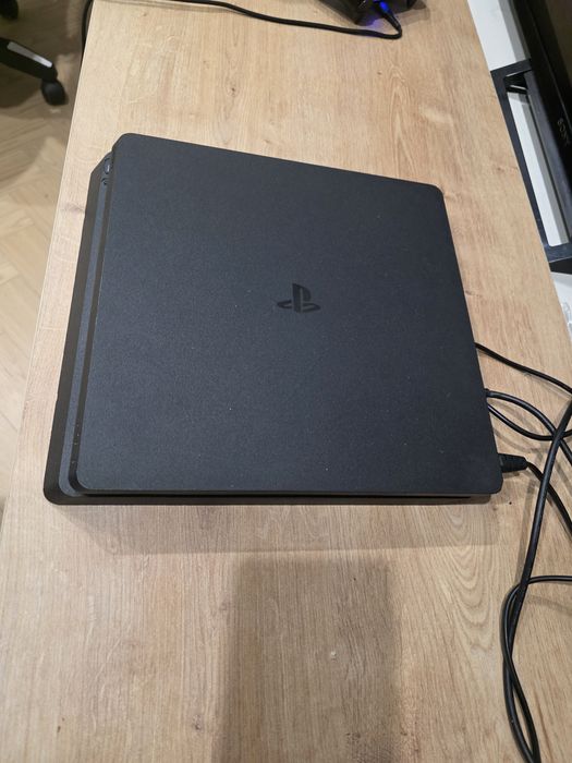 Продам PS4 slim в хорошем состоянии