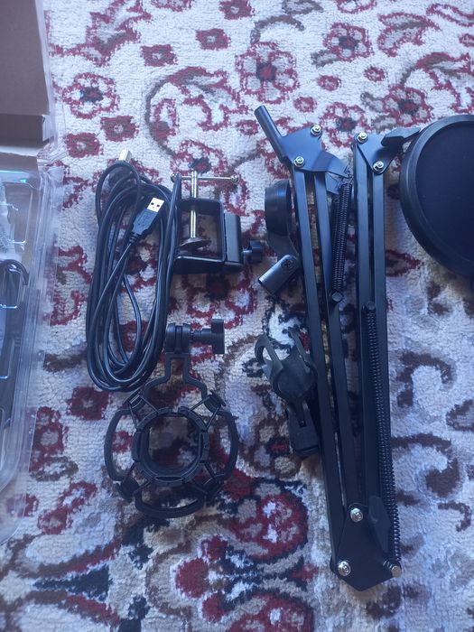 Sotiladi: Mikrofon uchun Universal Shtativ va Aksessuarlar To'plami