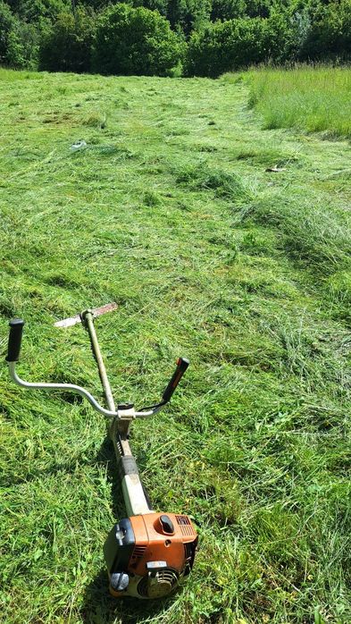 Cosesc defrisez iarba cu motocoasa