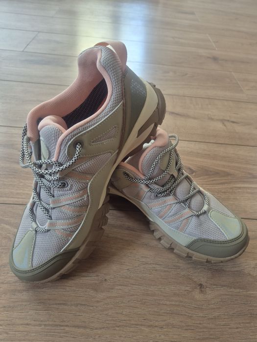 Продам кроссовки Humtto