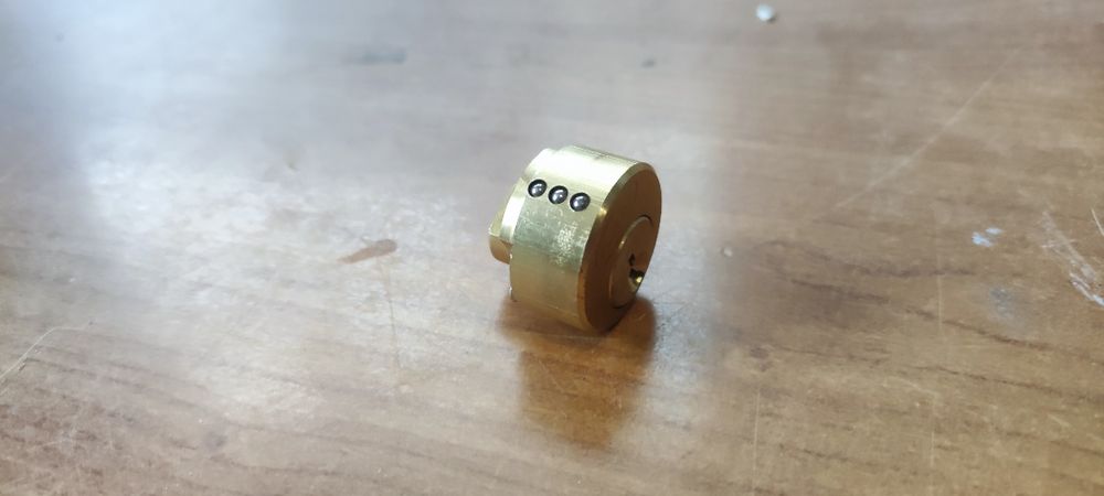 Брава за гаражна врата