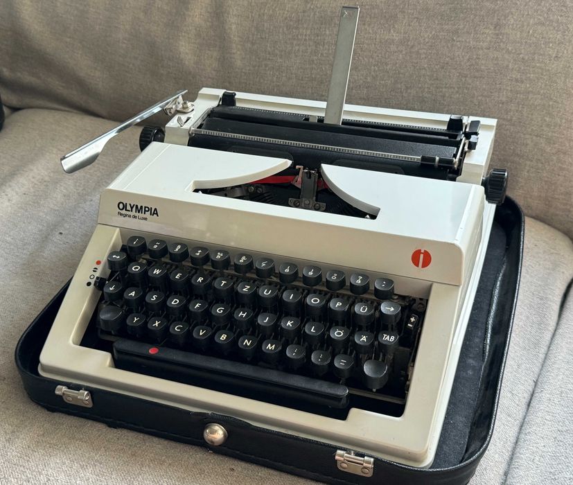 Olympia Regina de Luxe 1978 Made in GDR, Erika, valiză și manual