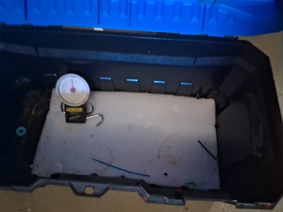 Ladă de pescuit  nu e nou e în stare bună