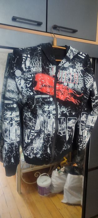 Ветровка с цветным принтом продам