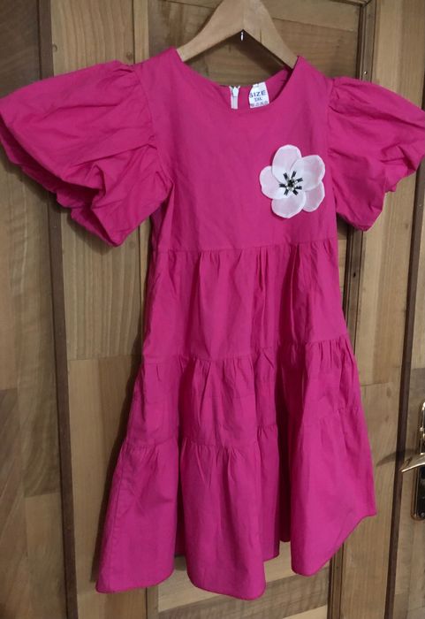 Подарю 2 платья и маечку на девочку лет 10, только с примеркой