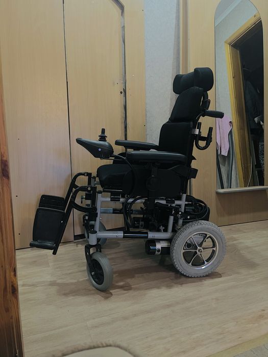 Инвалидная коляска на электроприводе