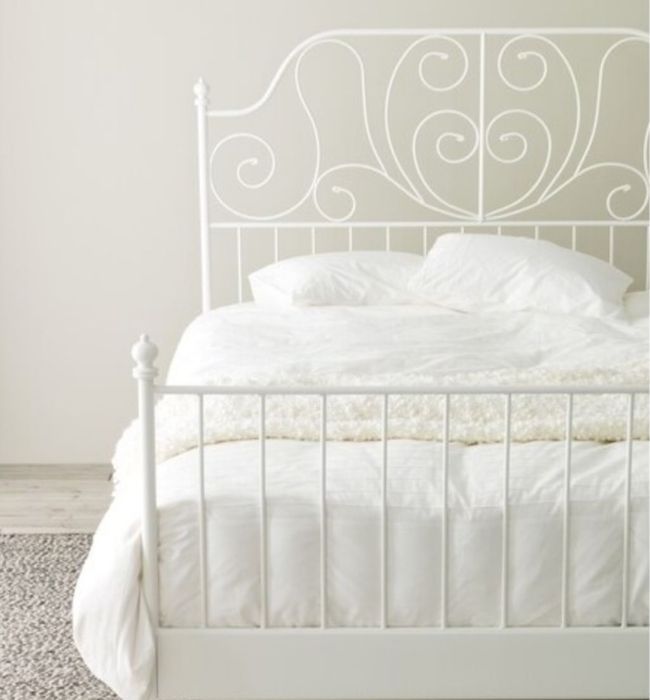 Кровать от Ikea.