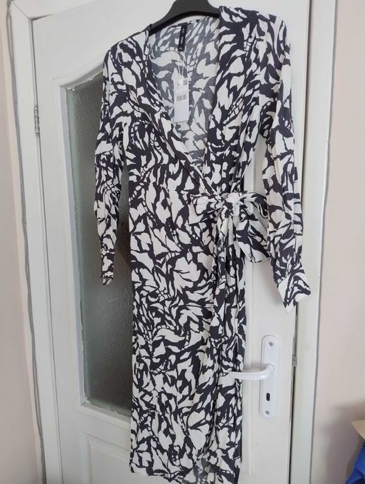 Рокля нова XS и S