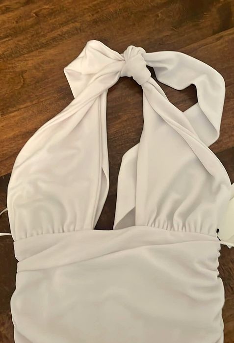 Бяла рокля ZARA гол гръб