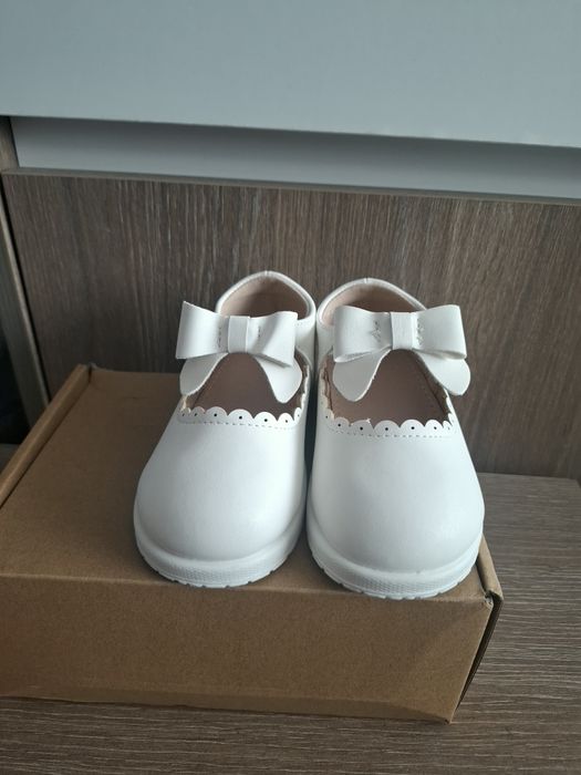 Детски бели обувки